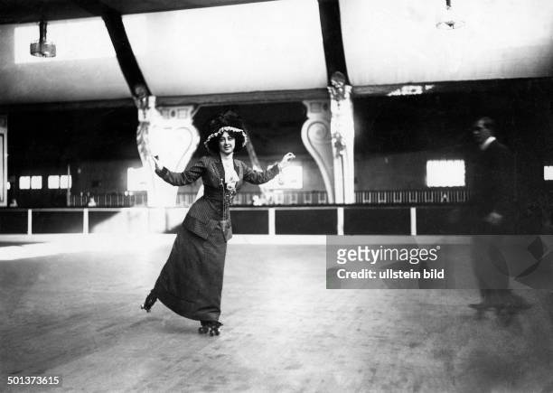 German Empire Kingdom Prussia Berlin Berlin: Revue girls Saharet, given name Clarissa Campell *21.03.1879-1942+ Dancer, Australia 'The famous...