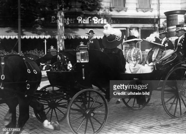Duchess Cecilie of Mecklenburg-Schwerin in the carriage . - undated, probably in the 1910's