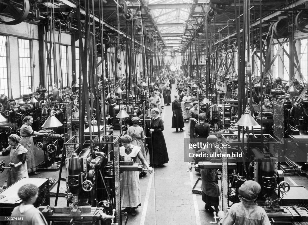 World War I, armaments industry: women working in the turning shop of a state-run artillery factory - 1917