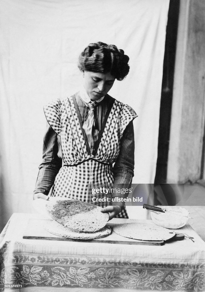 German Empire Kingdom Prussia Berlin Berlin: Women preparing a cake - undated, probably around 1910 - Photographer: M-Koch 