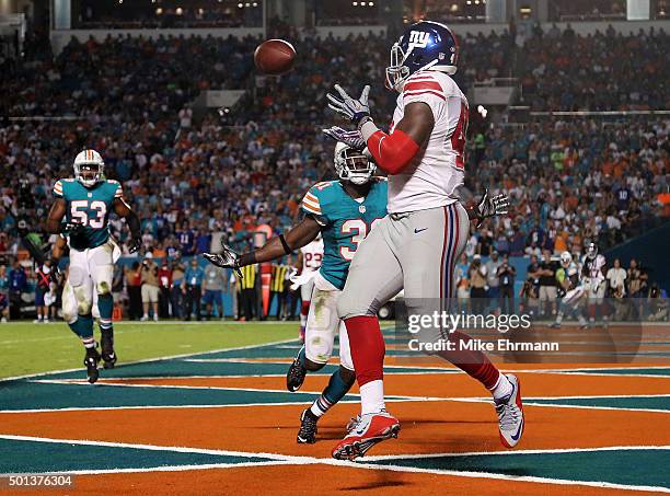 Will Tye of the New York Giants catches a touchdown pass as Michael Thomas of the Miami Dolphins defends during the second quarter of the game at Sun...