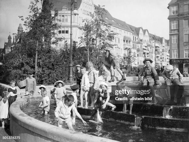 German Empire Kingdom Prussia Berlin: Schoeneberg, Bayerischer Platz, children taking a bath in a fountain. - undated, probably around 1910 -...