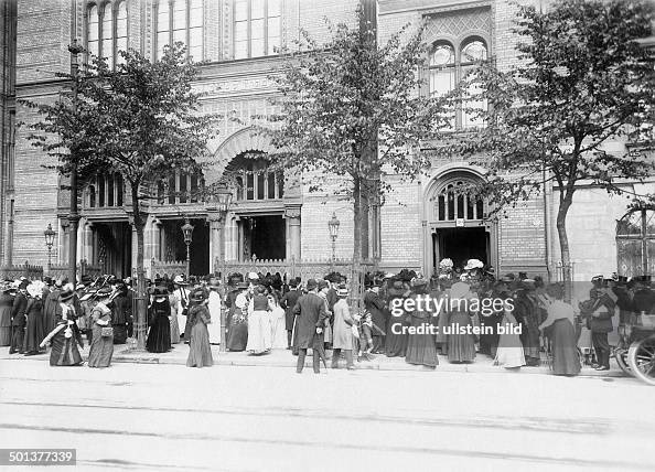 German Empire Kingdom Prussia Berlin: Oranienburger Strasse, New Synagogue, people standing outside the synagogue after the mess. - undated, probably around 1910 - Photographer: Haeckel German Empire Kingdom Prussia Berlin: Oranienburger Strasse, New Synagogue, people standing outside the synagogue after the mess. - undated, probably around 1910 - Photographer: Haeckel