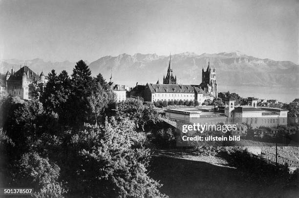 Switzerland, canton of Vaud: view of Lausanne with the Chateau Saint-Maire, the Ancienne Academie and the Cathedral of Notre Dame, in the background...