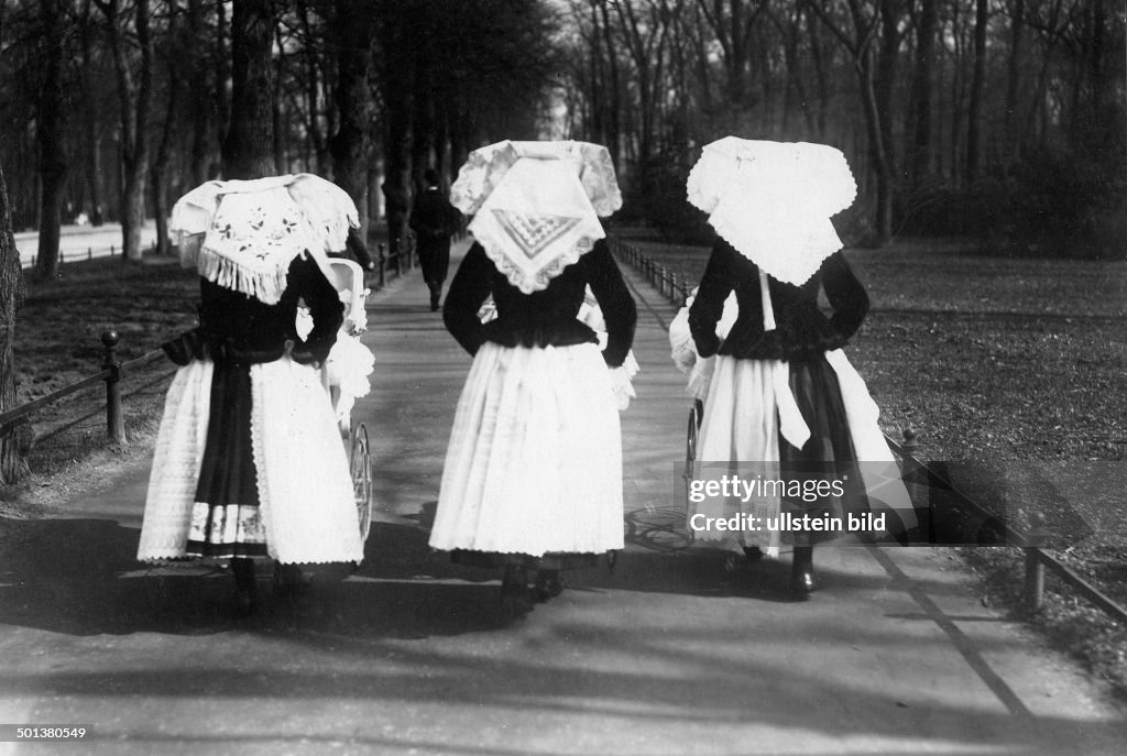 nurses from the Spreewald area - 1908 News Photo - Getty Images