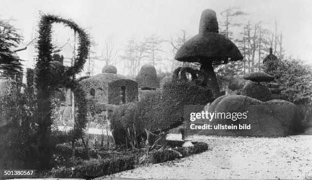 Topiary garden of Levens Hall manor house near Kendal, Lake District Photo: Franz Otto Koch - 1919 - Published by: 'Die Praktische Berlinerin' 46/1919