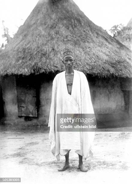 Africa, West Africa, Liberia, Monrovia, portrait of a man of a tribe called 'Mandingo', date unknown, probably about 1910