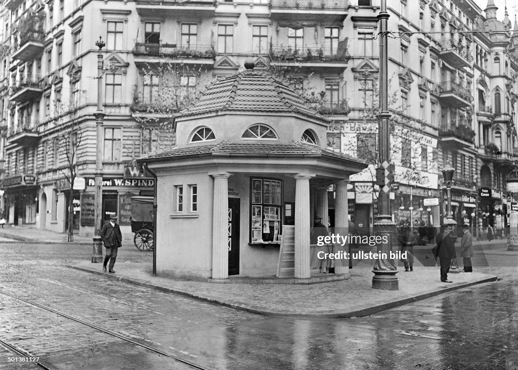 Berlin: small building serving as a waiting room, newspaper shop, telephone booth and public convenience at the same time - around 1910