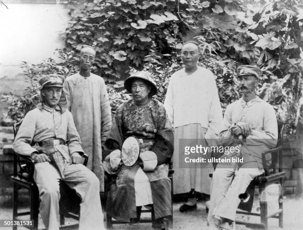China, German colony Jiaouzhou Bay: Mandarin Lan da Jin 'lo', administrative officer of Jiaozhou Bay and German officers - probably in the 1910s
