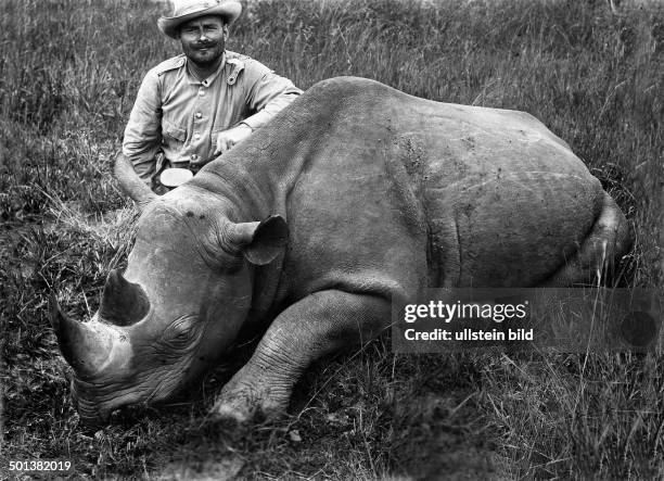 German East Africa : Big game hunter with killed rhinoceros . Without date, about 1905