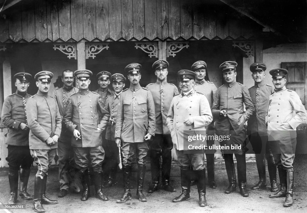World War I , eastern front: Charles Edward Duke of Saxe-Coburg and Gotha (front row, 3rd from left) with the staff of the Thuringian Division - probably in 1915/1916 Photo: Kuehlewindt