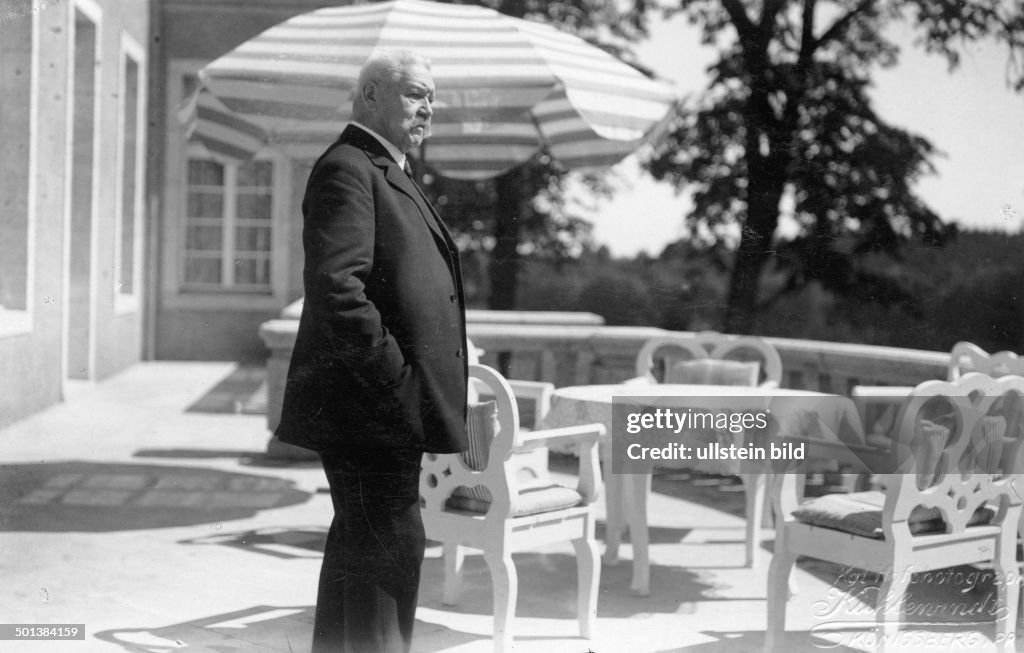 Paul von Hindenburg *02.10.1847-02.08.1934+ German field marshal and statesman 2nd President of Gemany 1925-34 Hindenburg on the patio of Neudeck manor, West Prussia Photo: Kuehlewindt - 1927 