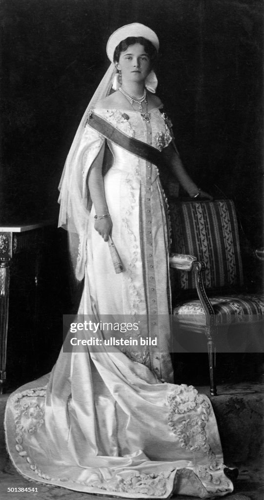 Grandduchess Olga Nikolaevna Romanova (l) *15.11.1895-17.07.1918+ Eldest daughter of Tsar Nicholas II of Russia and his wife Alexandra Portrait in the 1910s - undatiert, vermutlich um 1910er Jahre 