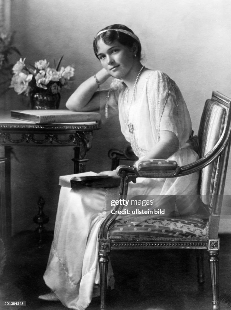 Grandduchess Olga Nikolaevna Romanova (l) *15.11.1895-17.07.1918+ Eldest daughter of Tsar Nicholas II of Russia Portrait sitting at a desk - in the 1910s 
