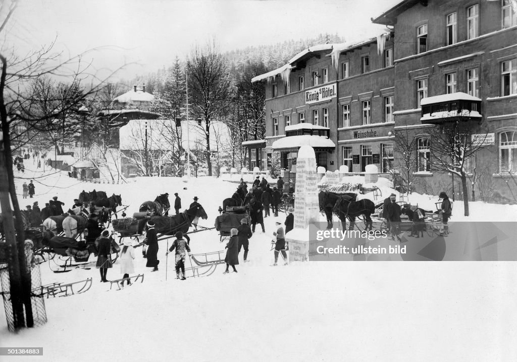 Germany, Province of Silesia, Riesengebirge mountain range, Schreiberhau village: sleighs in front of a hotel - in the 1910s