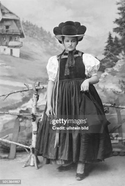 South Germany, Black Forest: woman from the Gutach Valley in traditional costume, wearing a so-called 'Bollenhut' - around 1910