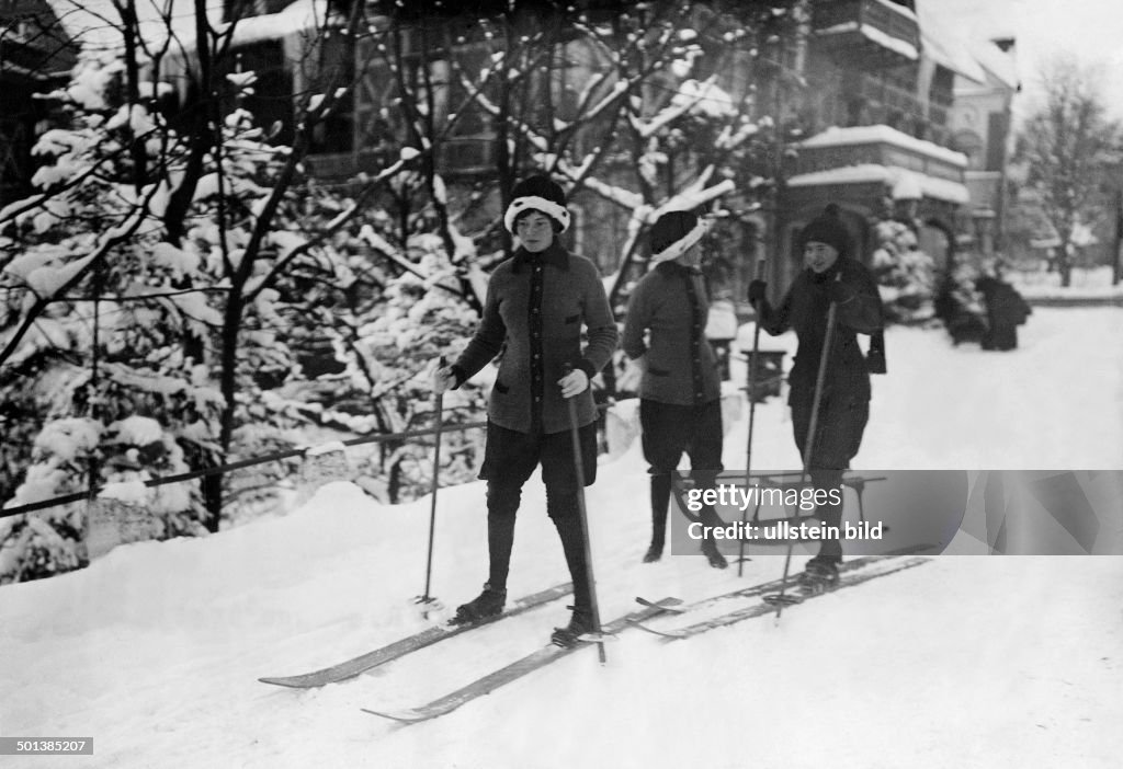Germany, Province of Silesia, Riesengebirge mountain range: women cross-country skiing - undated - Published by: 'Zeitbilder' 15/1917