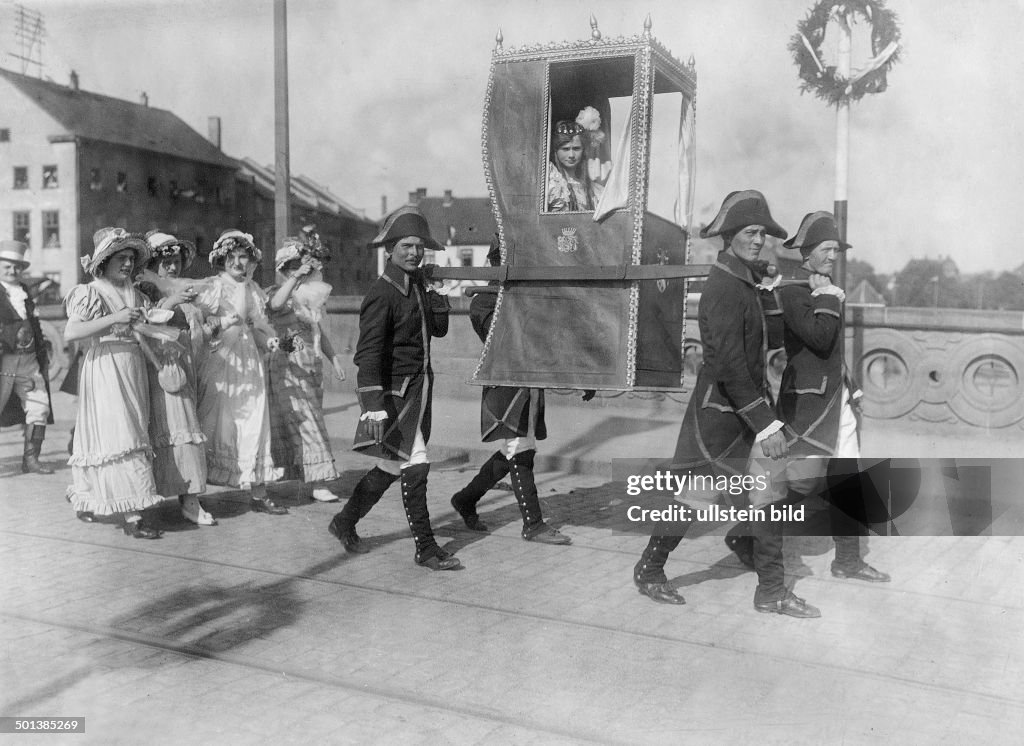 Millennium of the city of Kassel: participants of the pageant dressed up in costumes of the Napoleonic era, the lady in the palanquin personates medieval countess Hedwig of Hesse - 27.-29.09.1913 - Published by: 'Berliner Illustrirte Zeitung' 40/1913