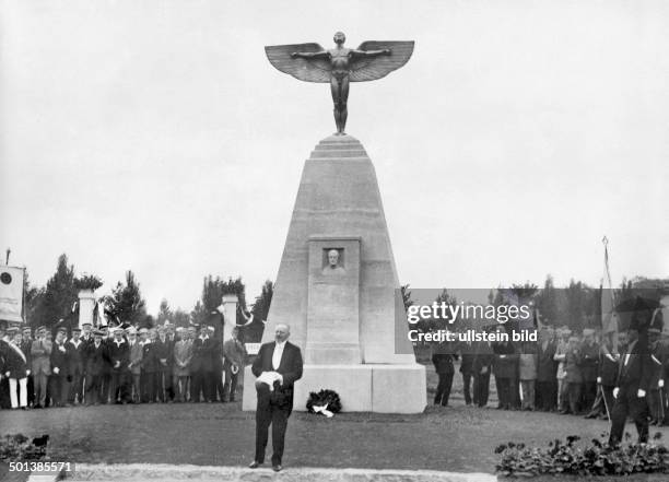 Inauguration of the monument of German aviator Otto Lilienthal in Berlin - Lichterfelde, Major Parseval speaking -