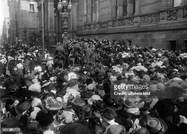 Crowd of people in front of the Berlin Museum of Arts and Crafts where the wedding gown of Princess Viktoria Luise, daughter of German Emperor...