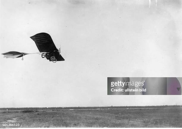 Hans Grade German aviator and engineer Winner of the 'Lanz' aviation award 1909 during his first successful flight with his aircraft 'Libelle' near...