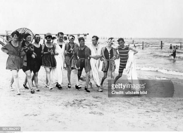Baltic Sea, Usedom Island: young men and women walking along the beach of Heringsdorf having linked arms with each other - 1918