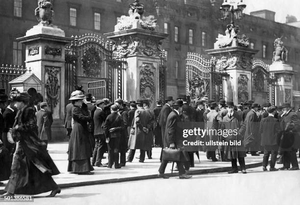 Edward VII of the United Kingdom King of the United Kingdom of Great Britain and Ireland 1901-1910 Crowd of people in front of Buckingham Palace,...