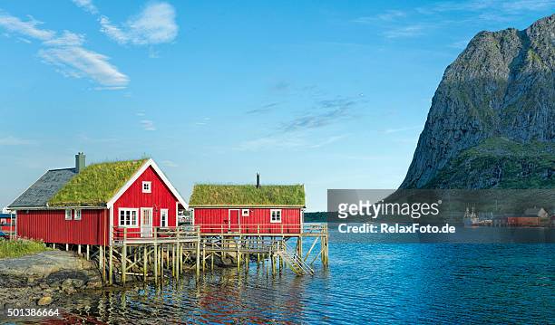 típico rojo rorbuer en reine en lofoten islands norway - reine fotografías e imágenes de stock