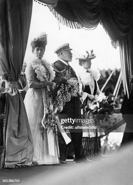 Edward VII King of the United Kingdom and Ireland 1901-1910 Inauguration of a new dock in Cardiff: King Edward, Queen consort Alexandra and...