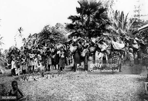 German New Guinea , Bismarck Archipelago, New Pomerania: Market women. - probably in the 1910's