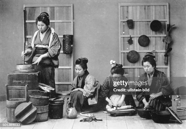 Domestic economy - young woman preparing meals in kitchen *Negativ-Schachtel:819*