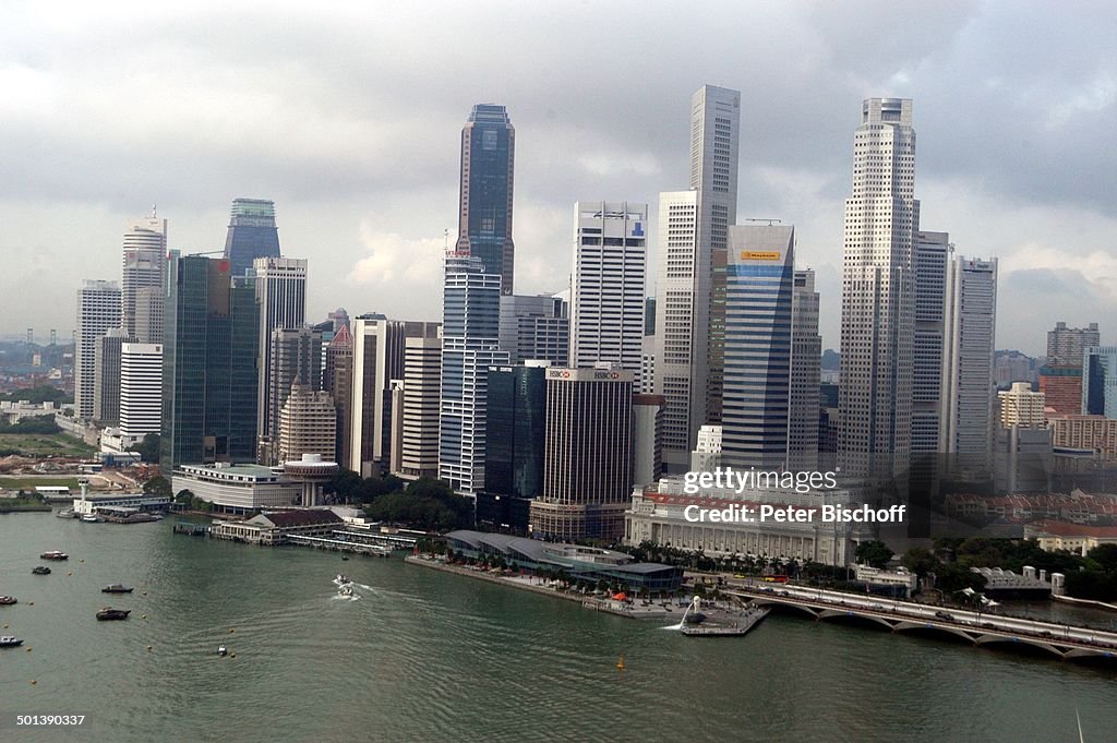 Blick vom "The Ritz-Carlton, Millenia" auf Skyline und Stadt + Wahrzeichen "Merlion"