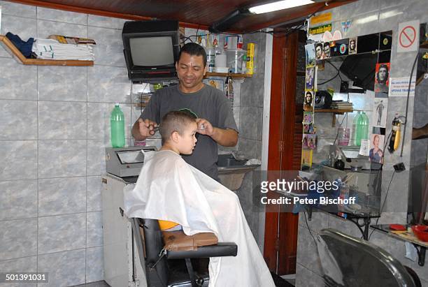 Einheimischer Frisuer , kleiner Junge , Tour durch die Favelas, Favela da Rocinha, Rio de Janeiro, Brasilien, Südamerika, Armenviertel, Slum,...