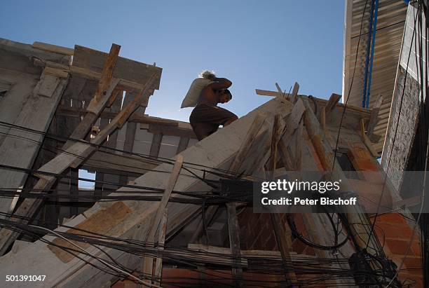 Bau-Arbeiter mit Zement-Sack beim Haus-Bau, Tour durch die Favelas, Favela da Rocinha, Rio de Janeiro, Brasilien, Südamerika, Armenviertel, Slum,...