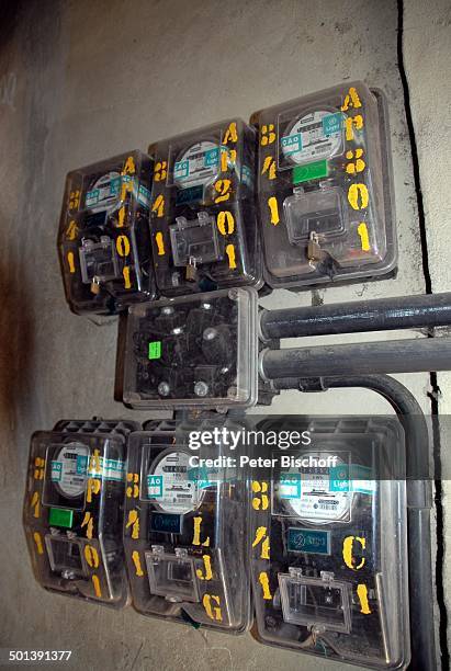 Strom-Zähler aussen an Hauswand ,Tour durch die Favelas, Favela da Rocinha, Rio de Janeiro, Brasilien, Südamerika, Armenviertel, Slum, Straßenschild,...