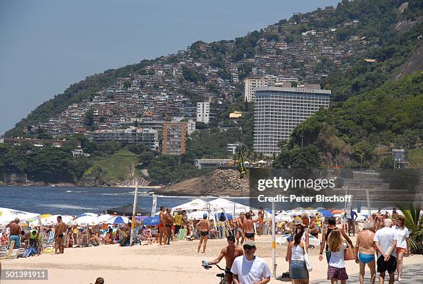 Brasilianer + Brasilianerinnen , Blick auf "Sheraton"-Hotel vom Strand "Copacabana", Strand, Tour durch die Favelas, Rio de Janeiro, Brasilien,...