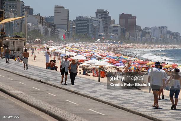Brasilianer und Brasilianerinnen am Strand "Copacabana", Rio de Janeiro, Brasilien, Südamerika, Skyline, Meer, Reise, NB, DIG; Prod.-Nr.: 329/2007, ;