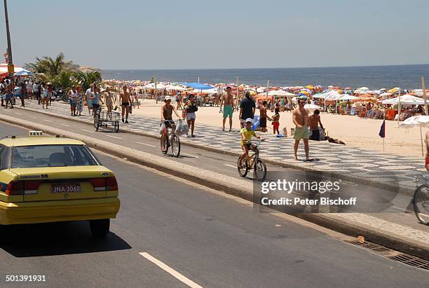 Brasilianer und Brasilianerinnen, Küstenstraße an der "Copacabana", Rio de Janeiro, Brasilien, Südamerika, Meer, Strand, Reise, NB, DIG; Prod.-Nr.:...