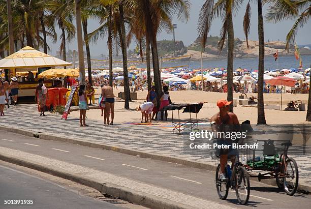 Brasilianer und Brasilianerinnen, Küstenstraße an der "Copacabana", Rio de Janeiro, Brasilien, Südamerika, Meer, Strand, Reise, NB, DIG; Prod.-Nr.:...