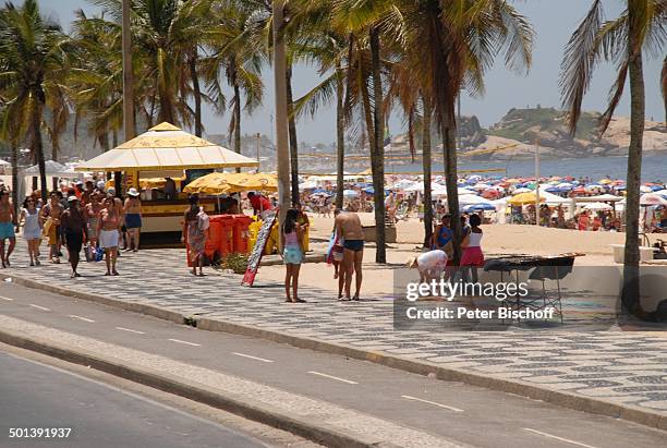 Brasilianer und Brasilianerinnen, Küstenstraße an der "Copacabana", Rio de Janeiro, Brasilien, Südamerika, Meer, Strand, Reise, NB, DIG; Prod.-Nr.:...