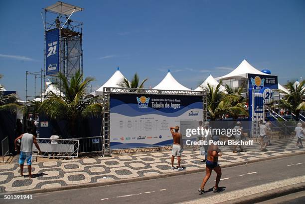 Brasilianer und Brasilianerinnen, Eingang zum Beach-Volleyball-Stadion, am Strand "Copacabana", Rio de Janeiro, Brasilien, Südamerika, Zelt-Dächer,...
