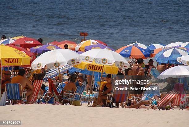 Brasilianer und Brasilianerinnen, am Strand "Copacabana", Rio de Janeiro, Brasilien, Südamerika, Meer, Sonnenschirm, Reise, NB, DIG; Prod.-Nr.:...