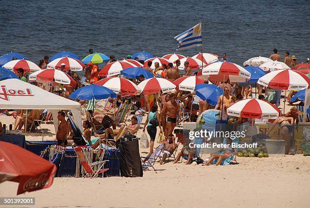 Brasilianer und Brasilianerinnen, am Strand "Copacabana", Rio de Janeiro, Brasilien, Südamerika, Meer, Sonnenschirm, Reise, NB, DIG; Prod.-Nr.:...