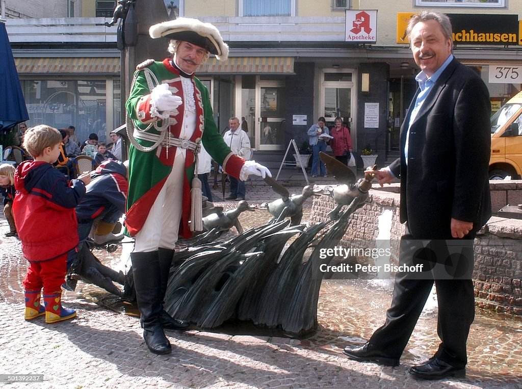 Wolfgang Stumph (rechts, Münchhausen-Preisträger 2004), Adolf Hahn (als "Baron Karl 