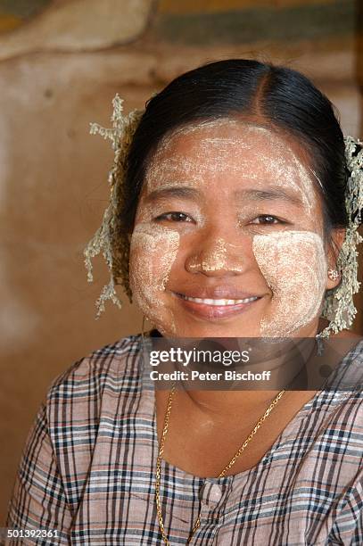 Einheimische Frau mit Thanka-Sonnenschutz aus Sandelholz, Markt, Hauptstadt Rangun , Myanmar , Asien, Reise, BB, DIG; P.-Nr.: 1181/2003, ;