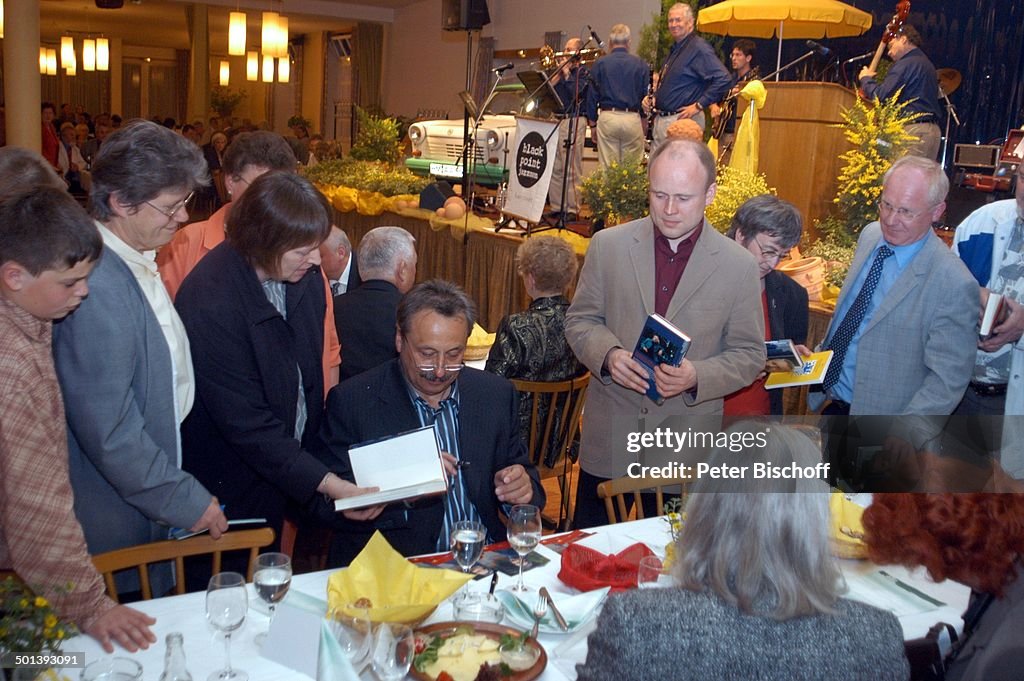 Wolfgang Stumph (Mitte, Münchhausen-Preisträger 2004) mit Fans, "Verleihung des Münc