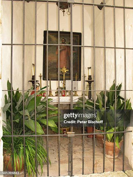 Klein-Altar in Ibiza-Stadt, Insel Ibiza, Balearen, Spanien, Europa, Kerzen, Miniarturansicht von Jesus am Kreuz, Gemälde, Gitter, Pflanzen,...