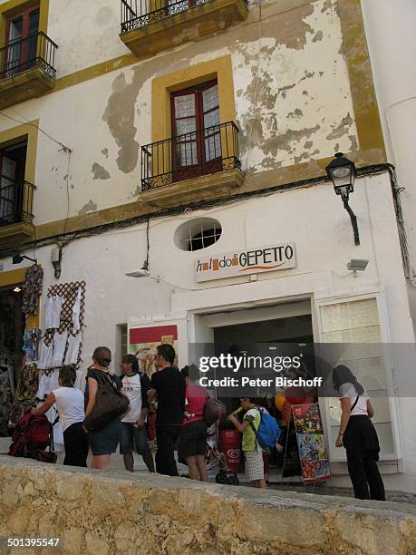 Touristen vor Cafe "helados Gepetto", Ibiza-Stadt, Insel Ibiza, Balearen, Spanien, Europa, Reise, Kind, Kinder, riesen Eis-Tüte, AS, DIG; P.-Nr.:...