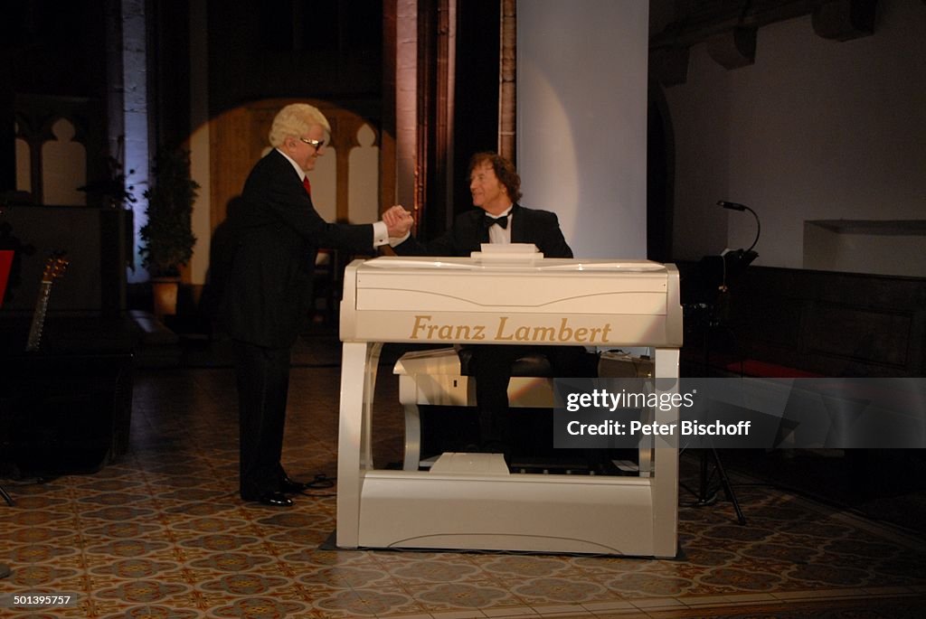Heino (links) mit Franz Lambert (Organist), Auftritt bei 5. (weihnachtlicher) Kirche