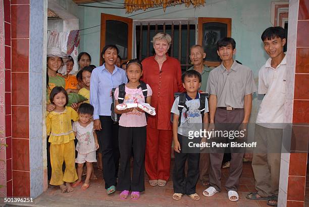 Marie-Luise Marjan , Patenkind Chu Thi Yen , Mutter Nguyen Thi Du , Bruder Chu Van Son , Großvater Chu van Muc , Vater Chu Van Bac , Dorfbewohner,...